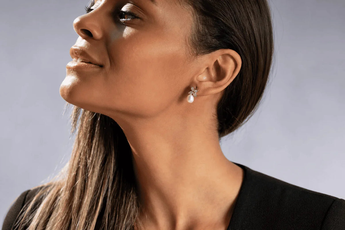 Qué significa llevar pendientes de perlas en tus looks