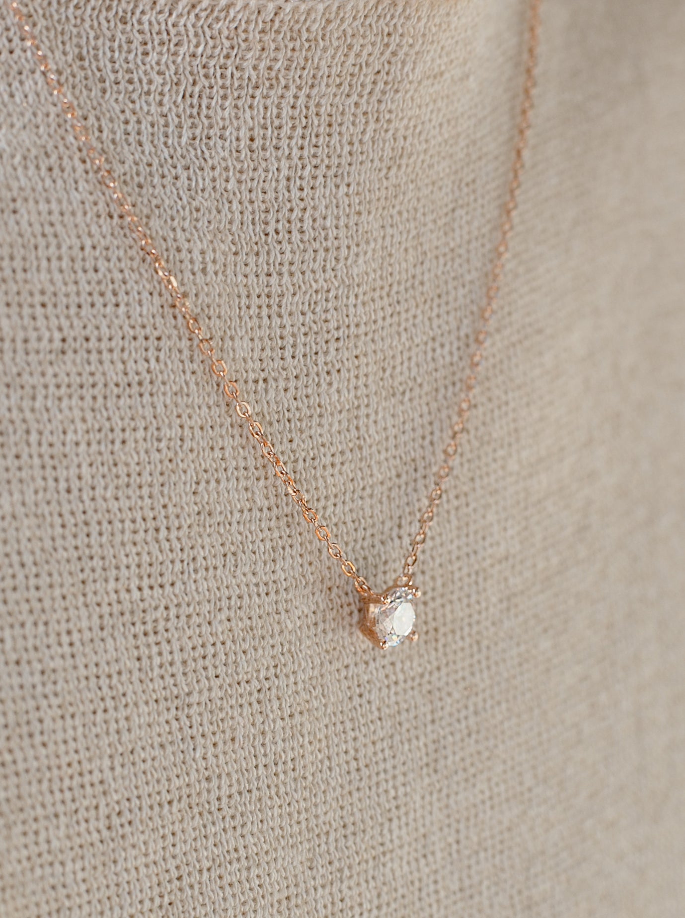 petits pendentifs avec zircons plaqués or rose