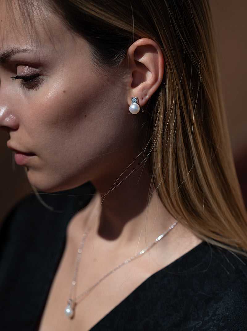 "You and me" earrings, pearl design accompanied by an adamantine quartz