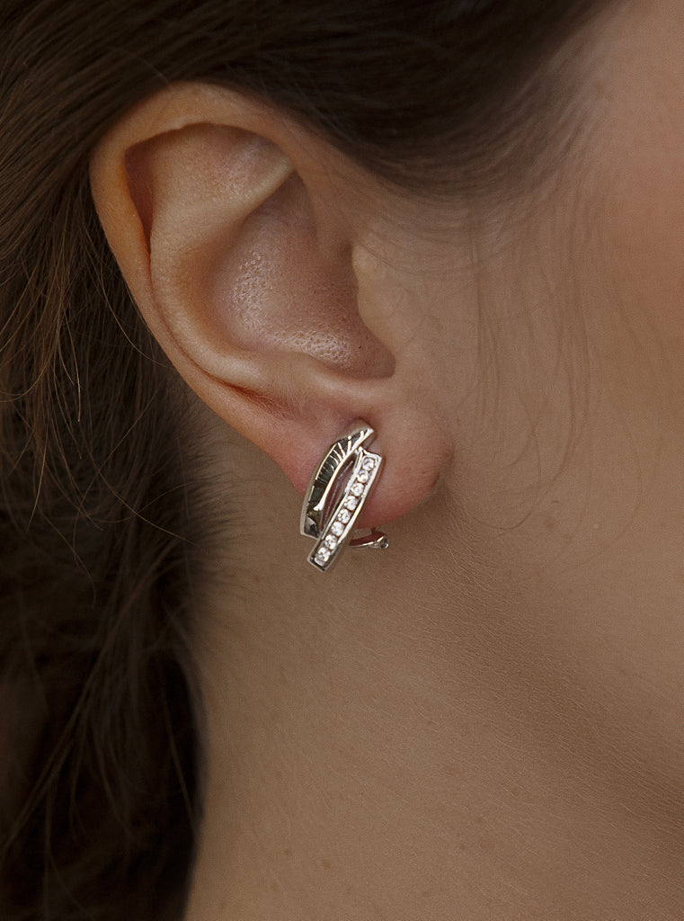 Pendientes cierre omega diseño elegante con circonitas