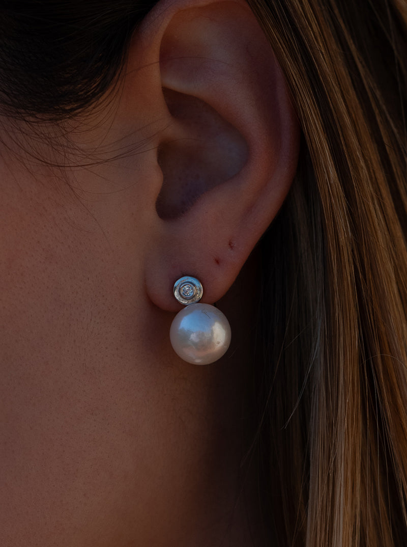 Pendientes perlas detalle circular formado por una circonita