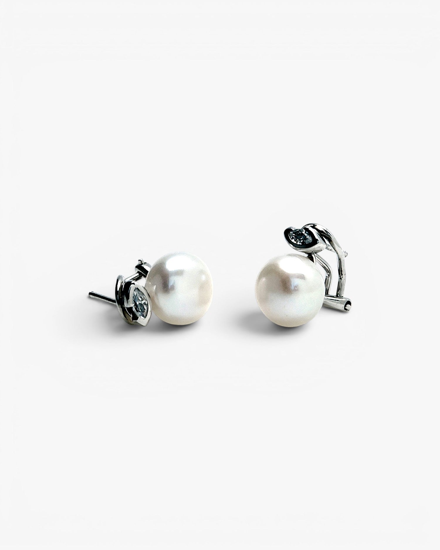 Pendientes de plata tu y yo plata con perla de agua dulce y detalle ovalado