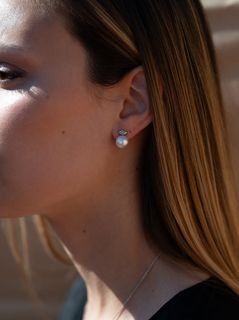 Pendientes de plata tu y yo plata con perla de agua dulce y detalle ovalado