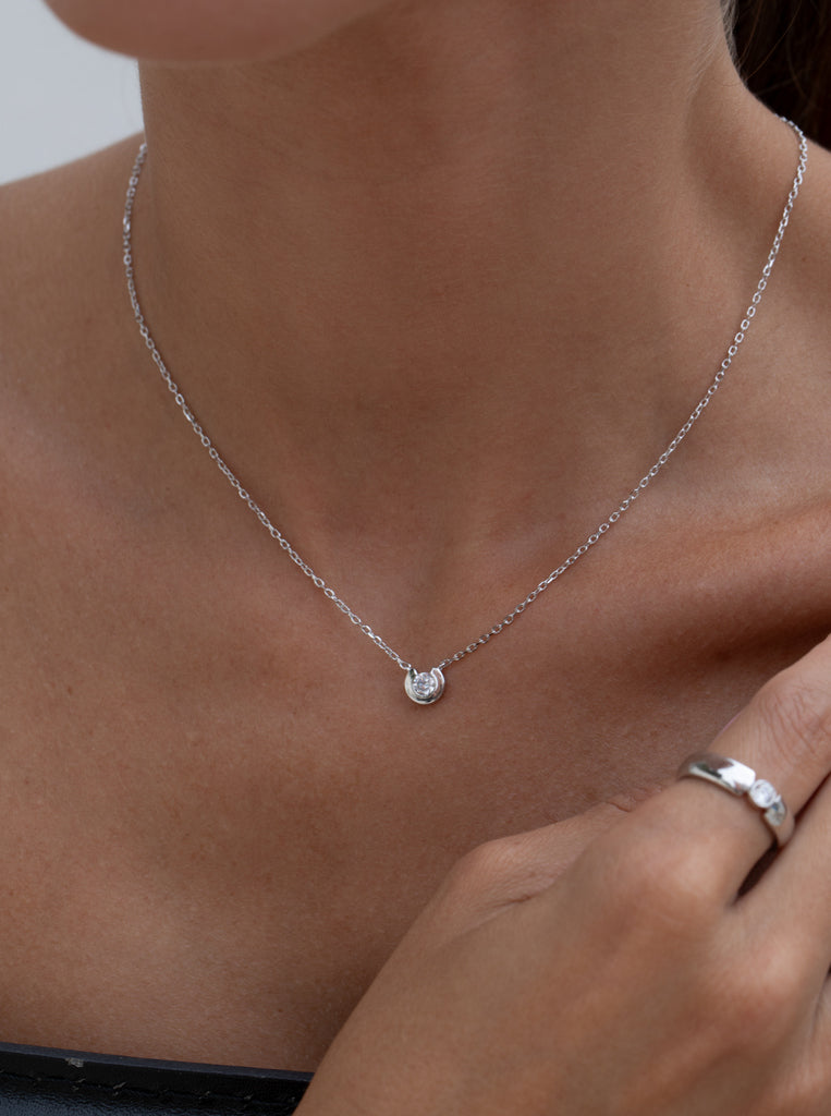 Colgantes pequeños diseño de contorno semiabierto y circonita