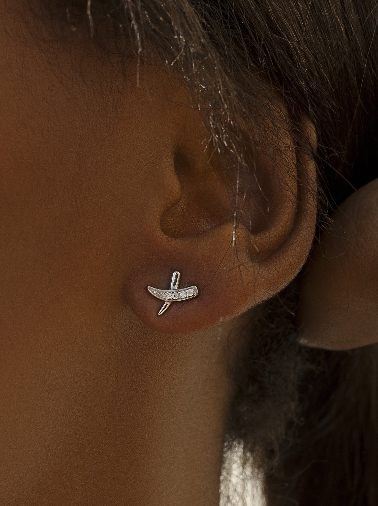 Pendientes brillantes pequeños diseño cruzado con circonitas