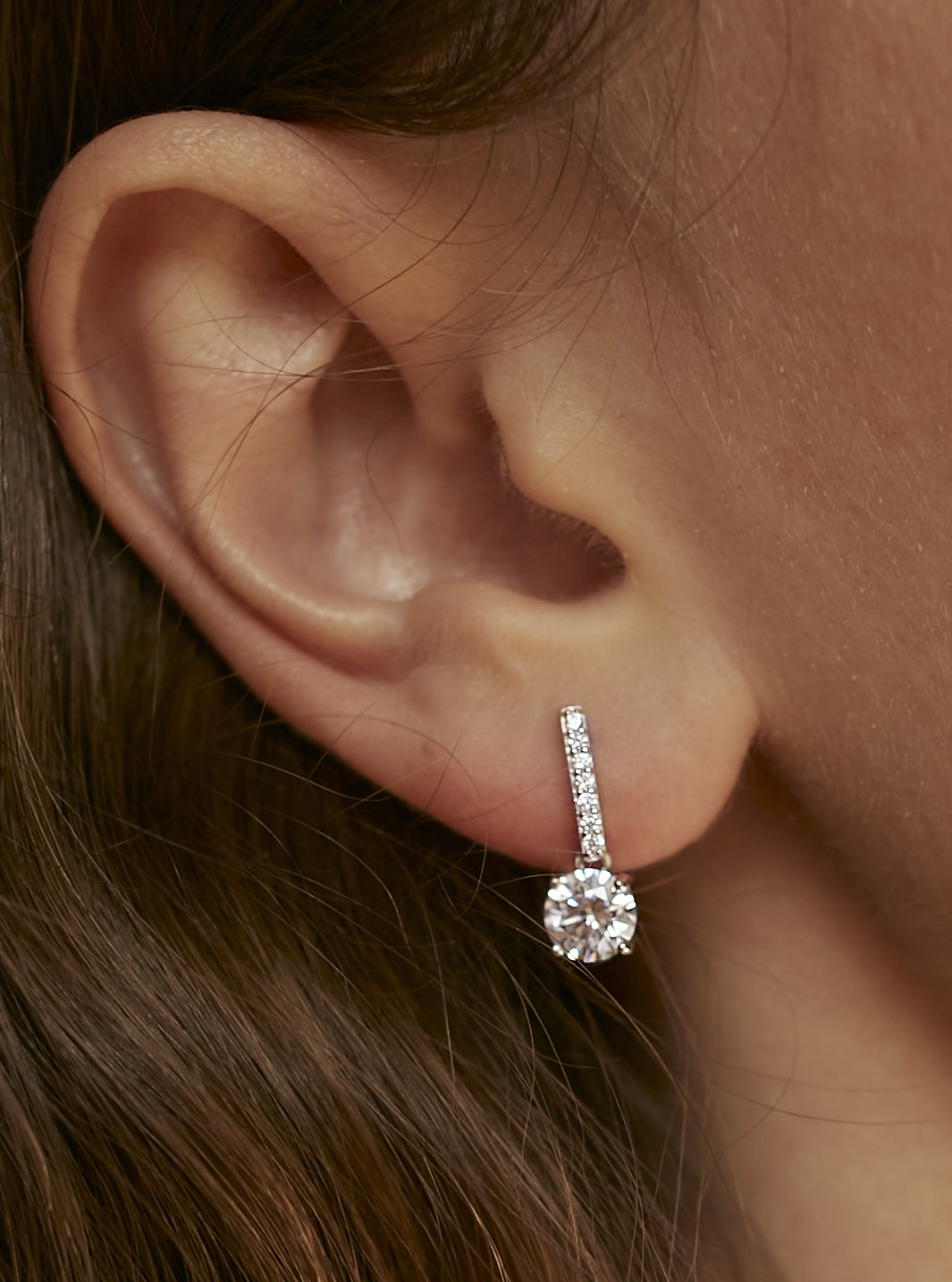 Petites boucles d'oreilles scintillantes en forme de bâtonnet avec des zirconiums cubiques