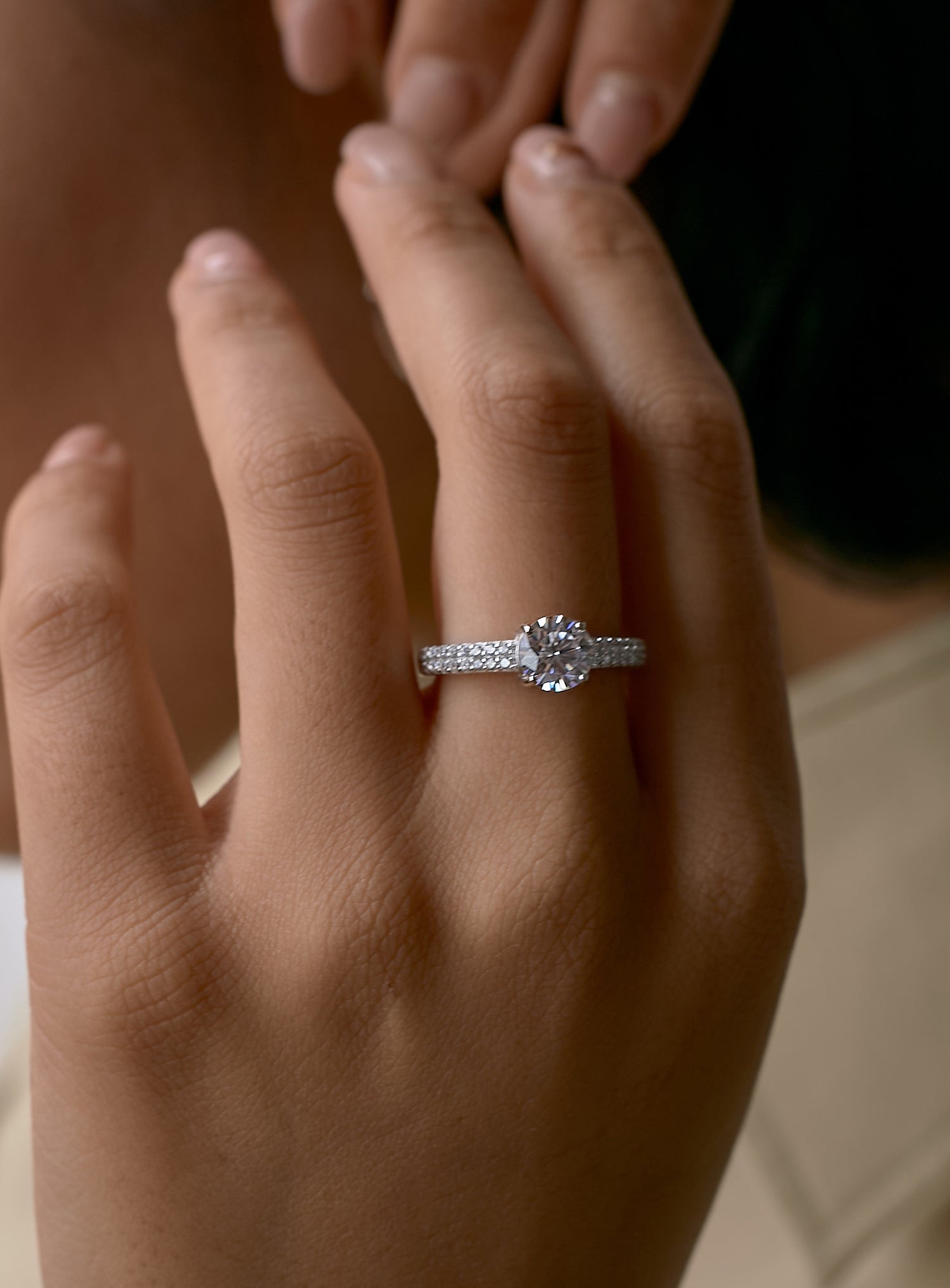 Anillo solitarios diseño facetado con circonitas