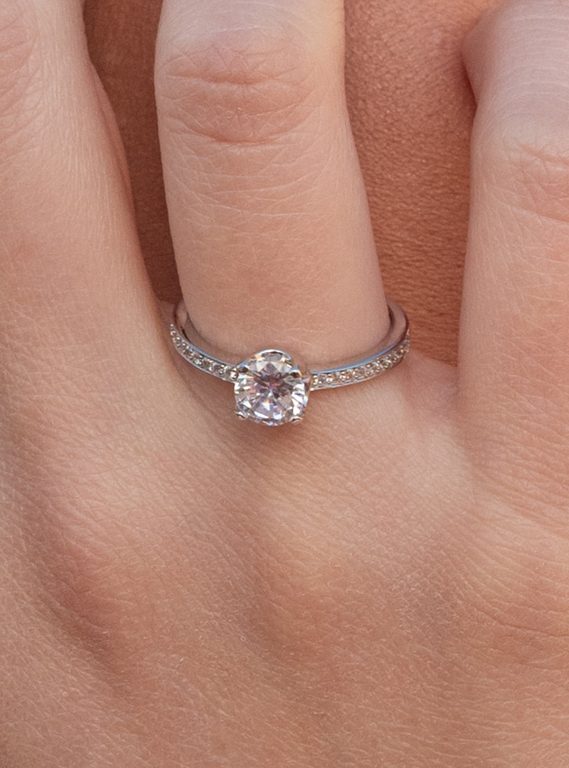 Anillo solitario de plata contorno de circonitas y cuarzo adamantino