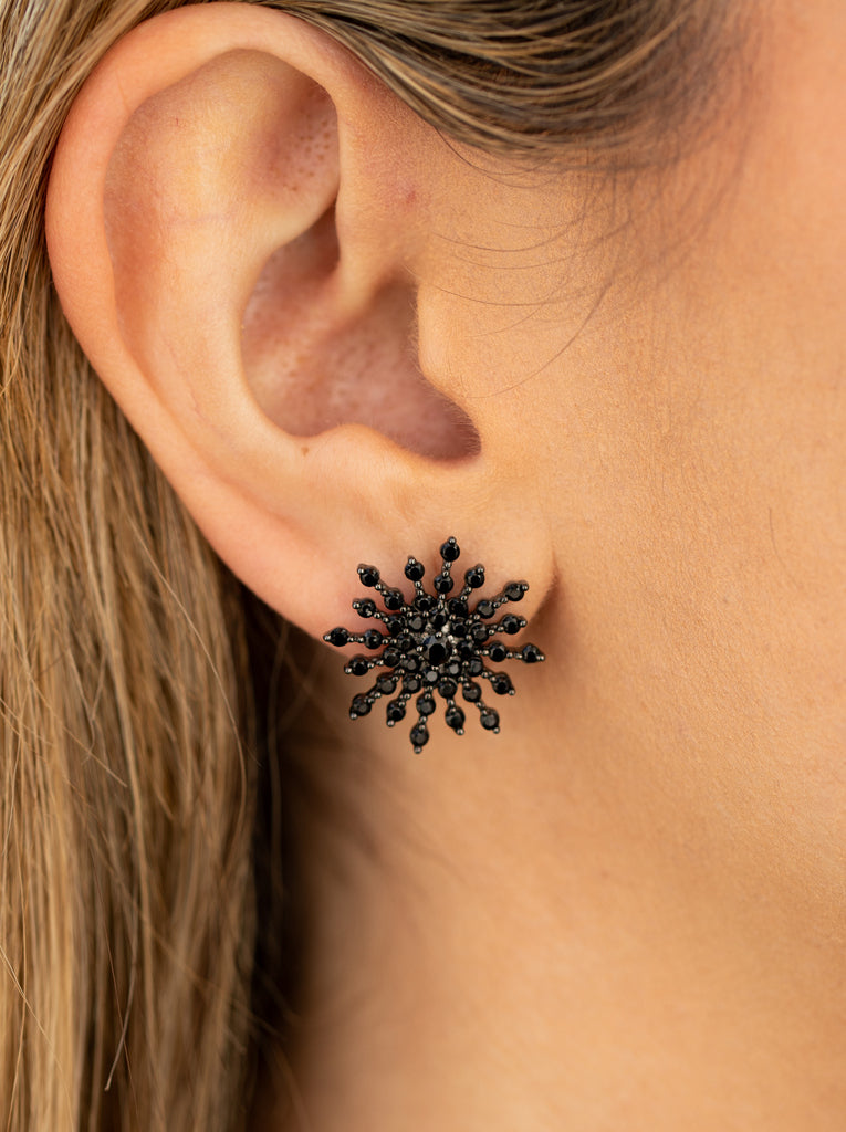 Pendientes originales diseño estrella con circonitas negras