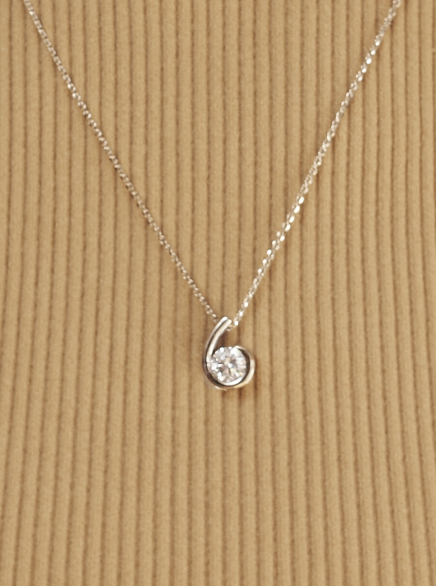 Petit pendentif, design semi-ouvert avec zircon cubique central
