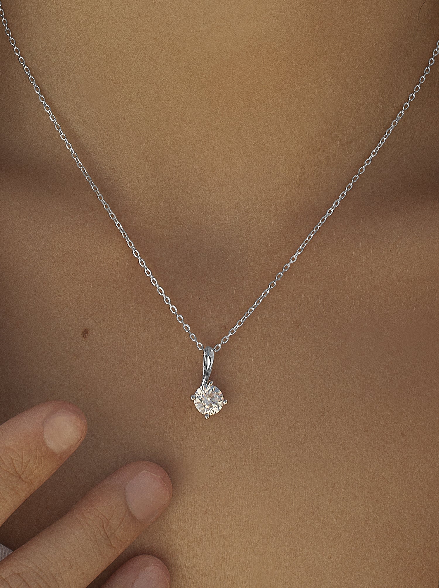 Small pendants with cubic zirconia design and clasp