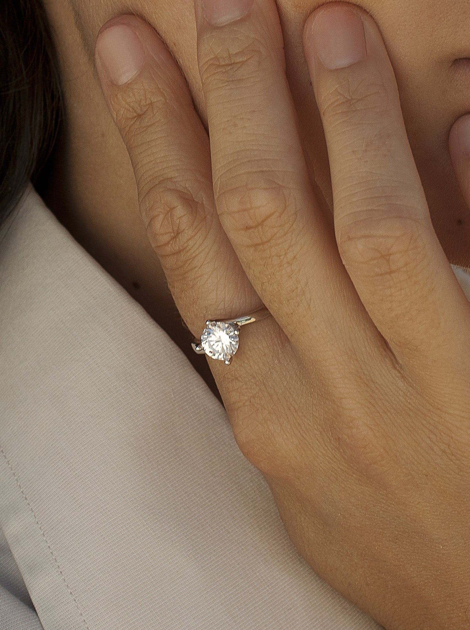 bague solitaire design courbé avec zircon central