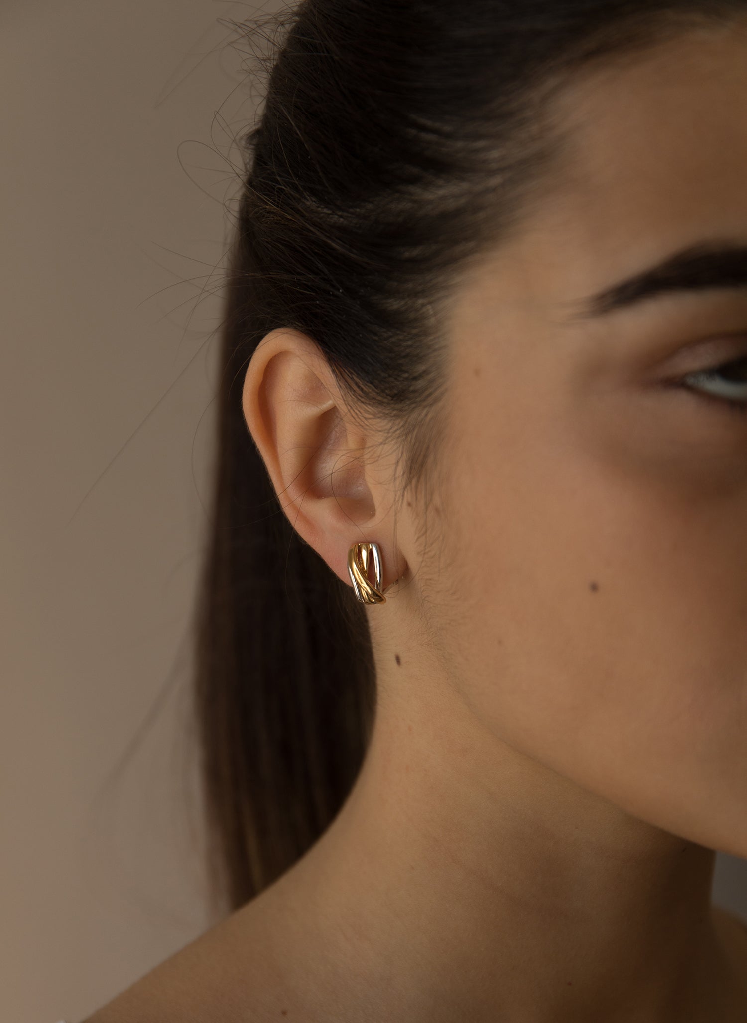 Pendientes bicolor bañados en oro con relieve