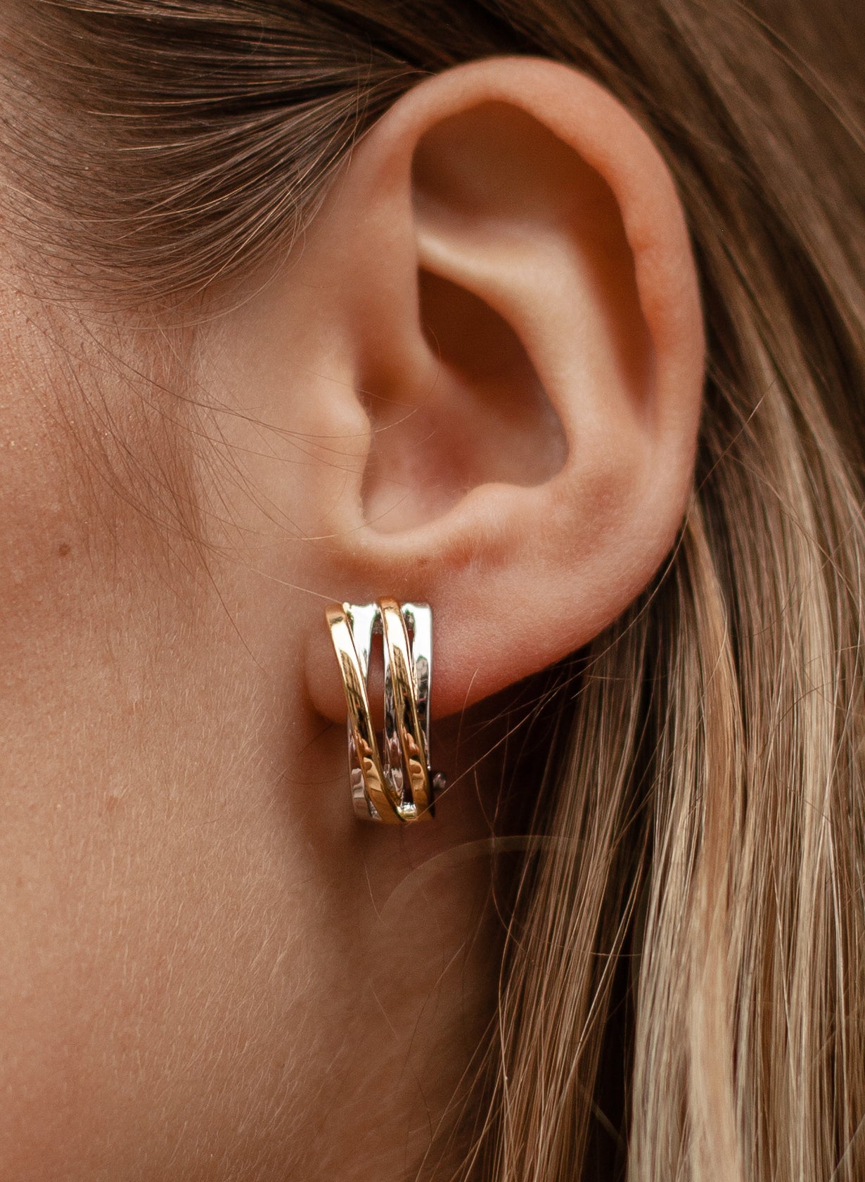 Pendientes bicolor doble carril diagonal con baño de oro