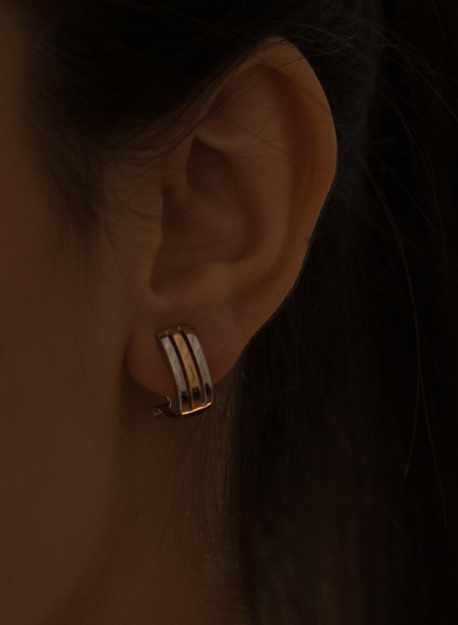 Pendientes cierre omega diseño lineal de plata bicolor