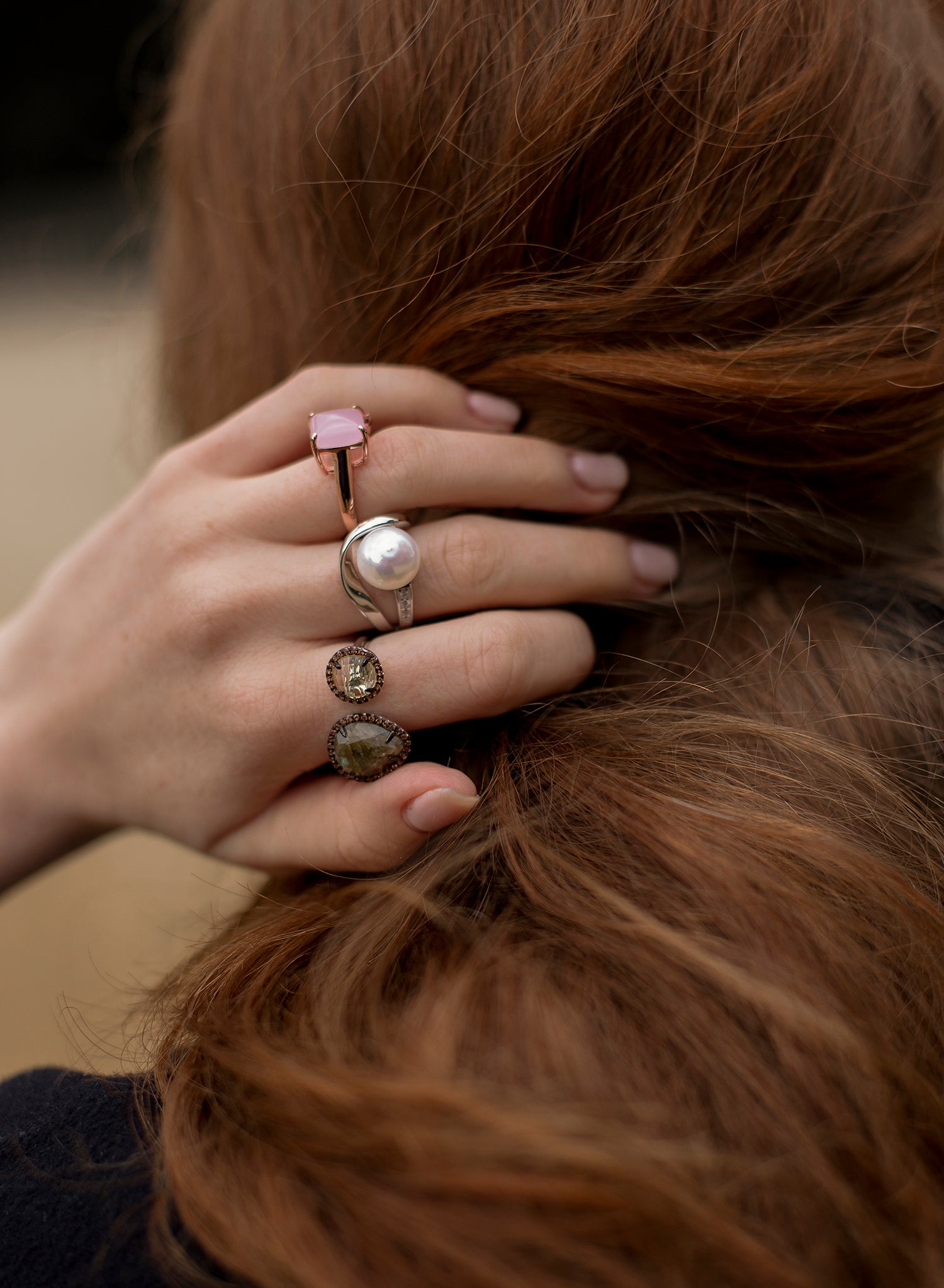 Anillos con perlas diseño irregular con circonita