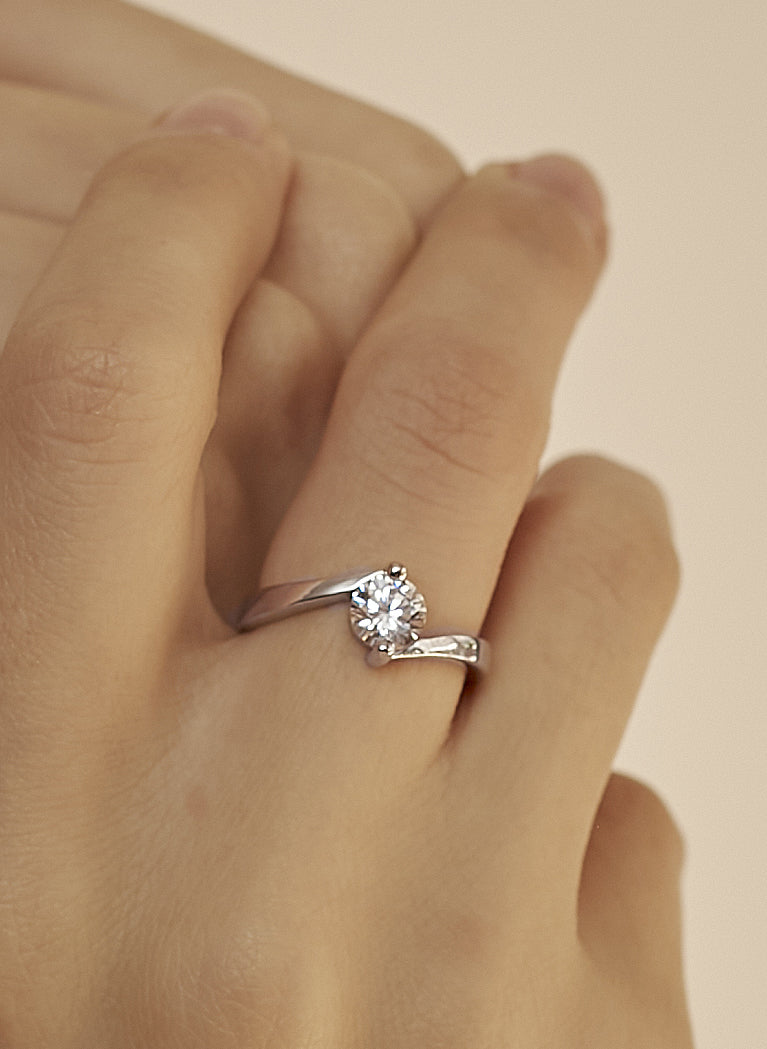 Anillo solitario de plata diseño arqueado con cuarzo adamantino