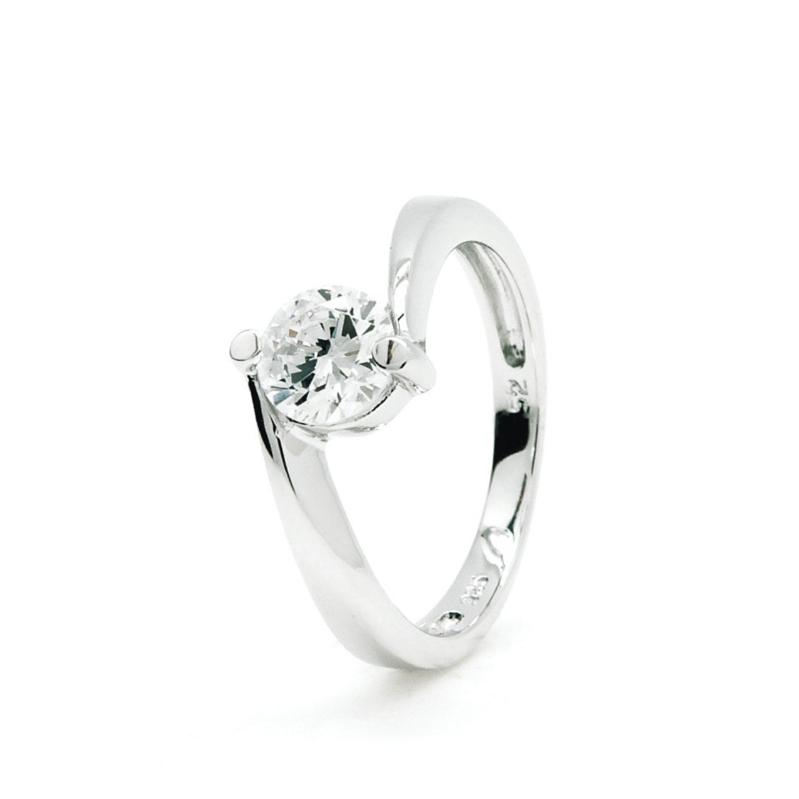 Anillo solitario de plata diseño arqueado con cuarzo adamantino