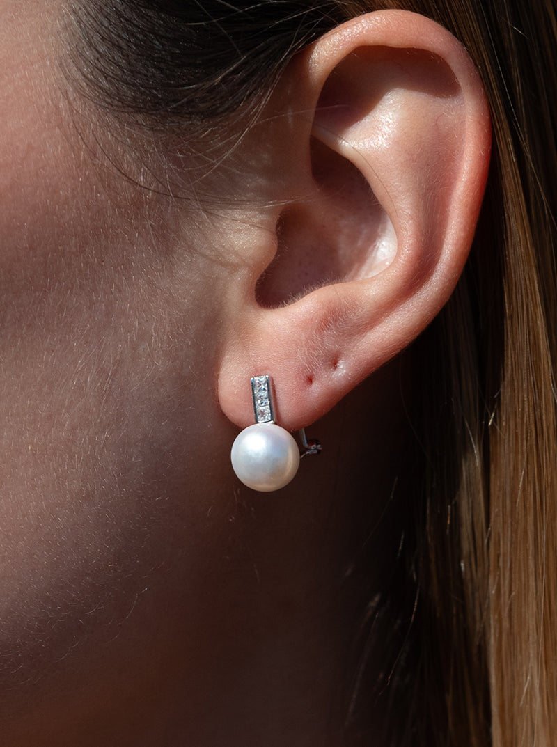 Pendientes tu y yo con perla y detalle lineal de circonitas