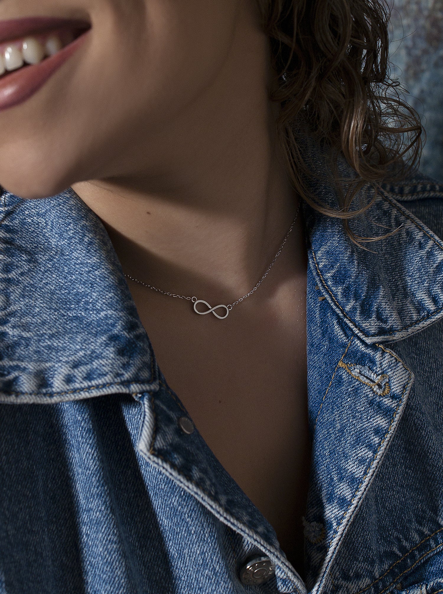Colgantes pequeños de plata lisa diseño infinito