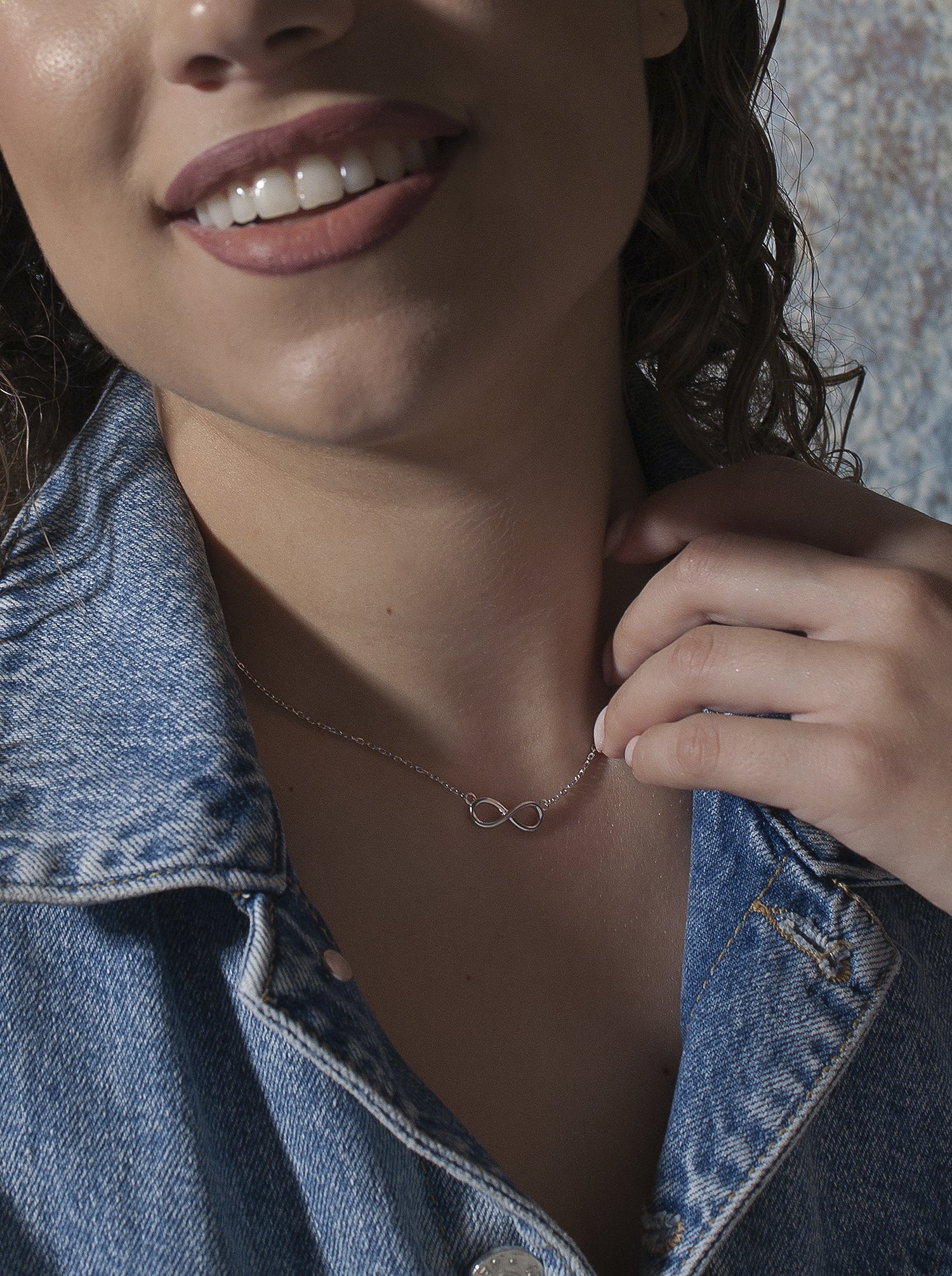Colgantes pequeños de plata lisa diseño infinito