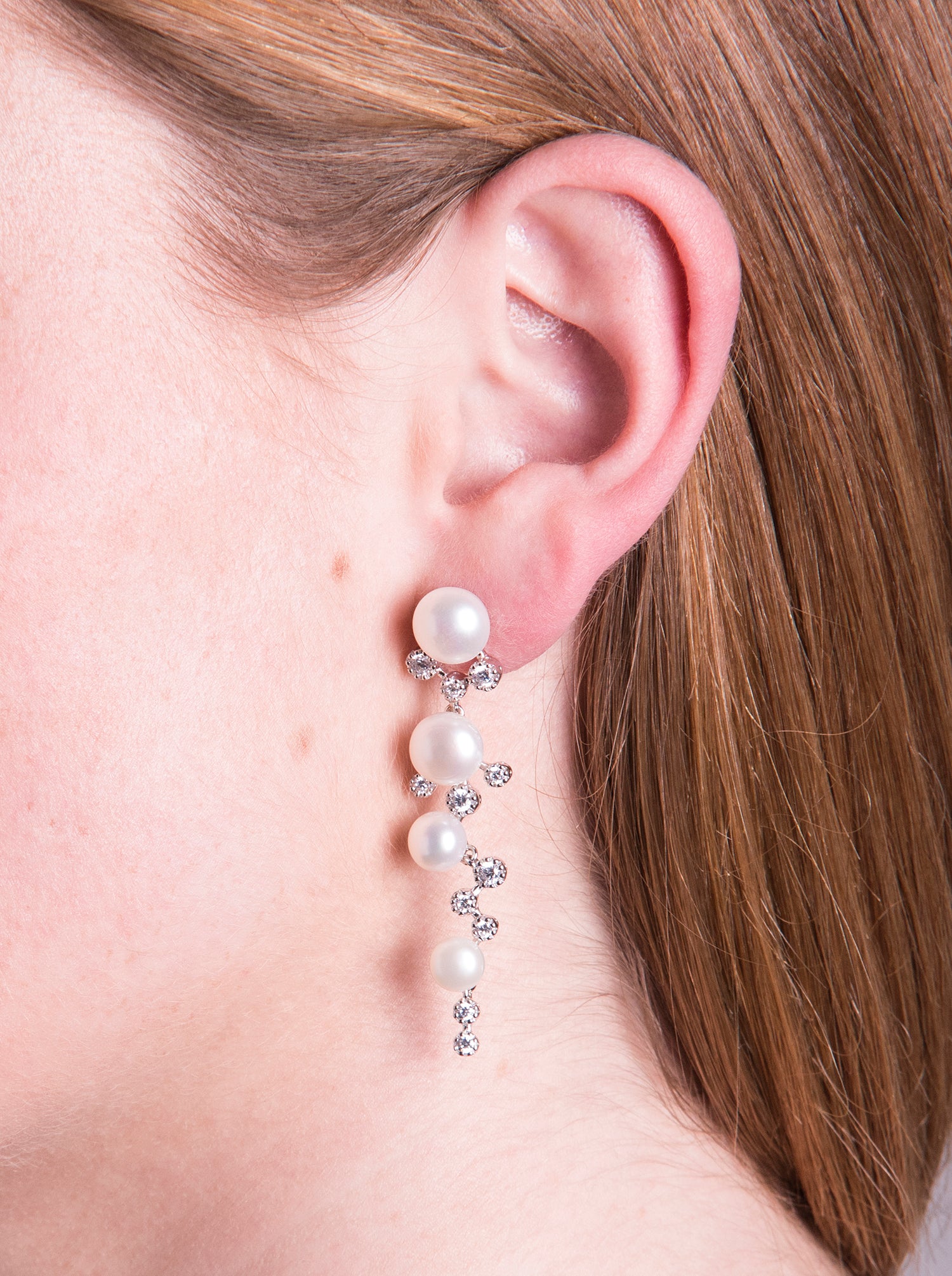 Pendientes largos diseño combinado de perlas y circonitas