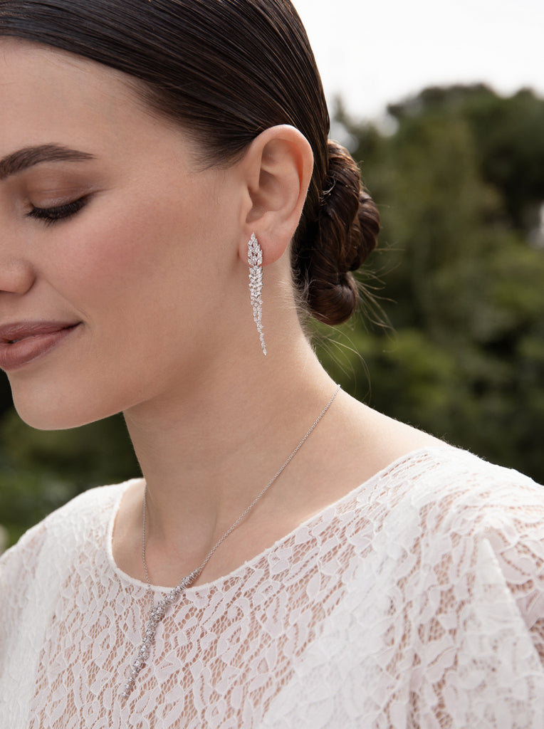 Pendientes largos novia con circonitas diseño floral