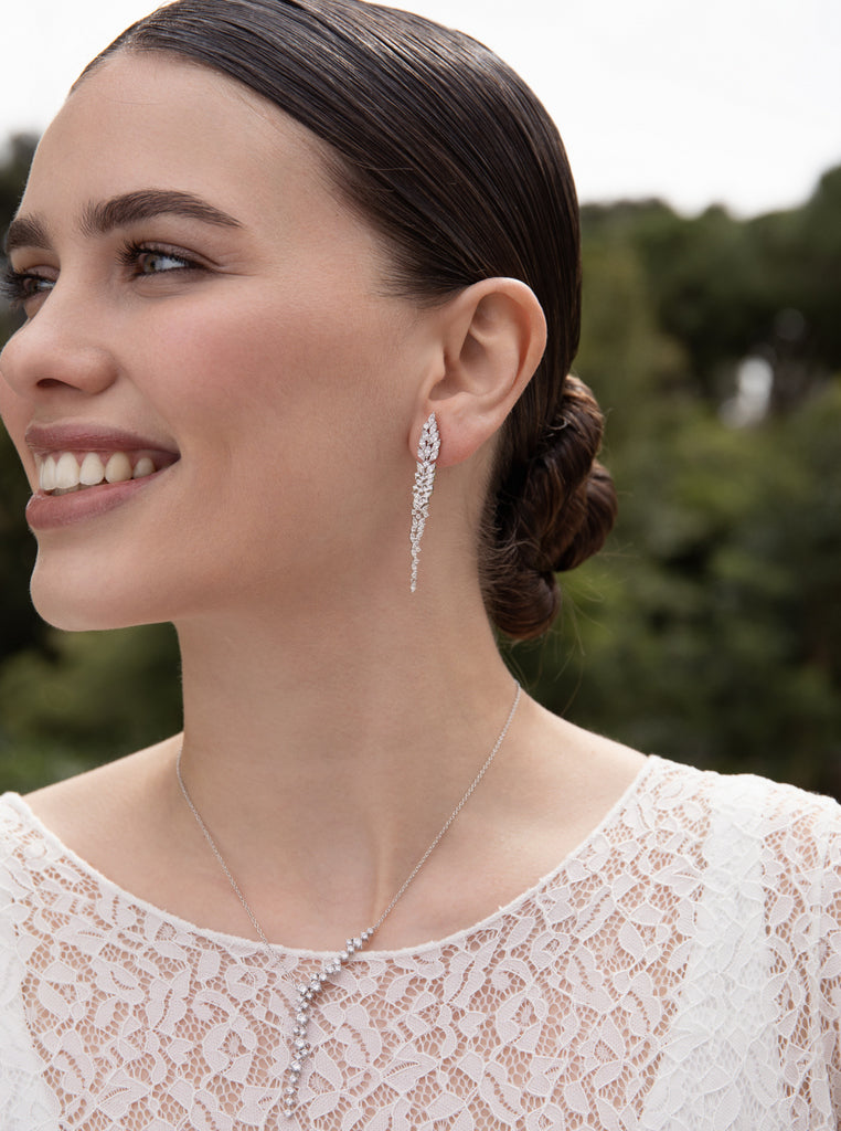 Pendientes largos novia con circonitas diseño floral