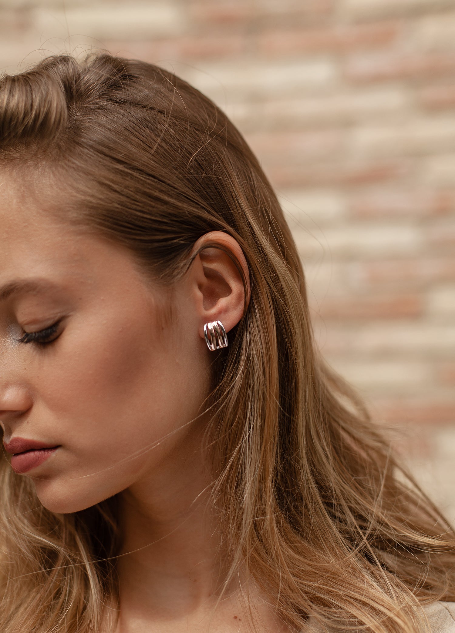 Pendientes cierre omega diseño carriles bicolores