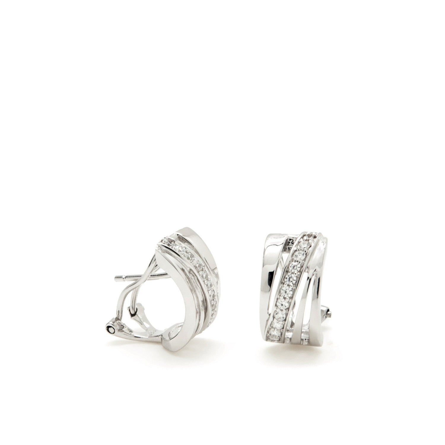 Boucles d'oreilles à fermoir Omega avec design à canal diagonal et zircone cubique