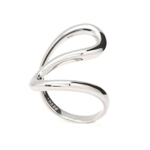 Anillo ola con diseño fino e irregular de plata lisa