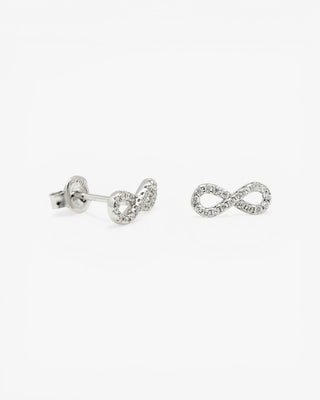 Petites boucles d'oreilles scintillantes à motif infini avec zircon cubique