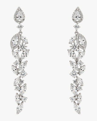 Longues boucles d'oreilles de mariée en argent étincelant, ornées d'un motif floral.