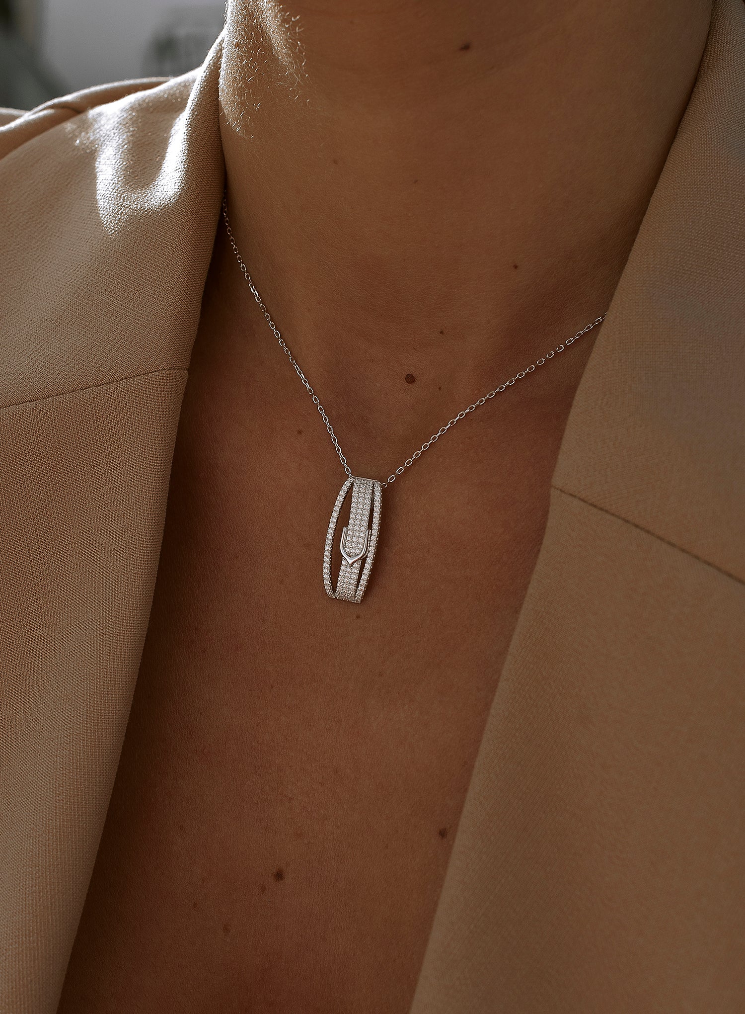 Colgante brillante de plata diseño hebillas con engaste circonitas triple raíl