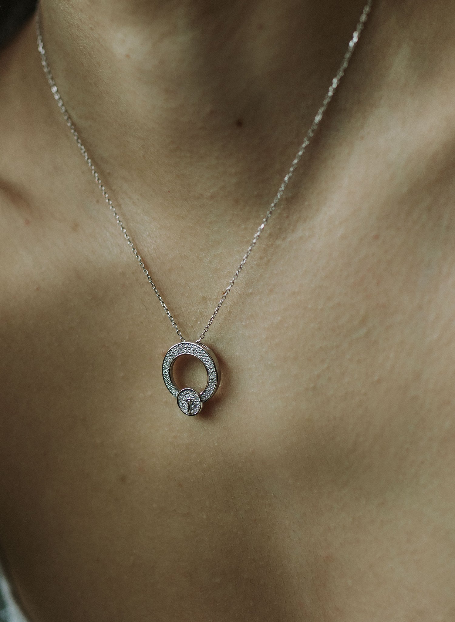 Colgante brillante diseño de hebilla circular