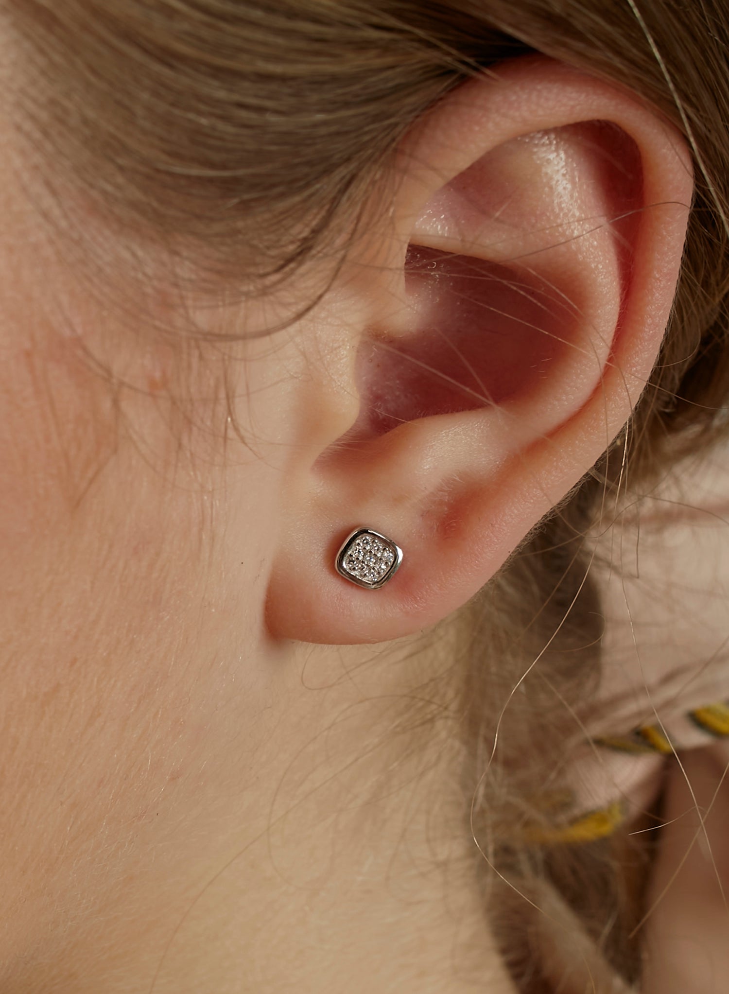 Boucles d'oreilles petits brillants de design carré