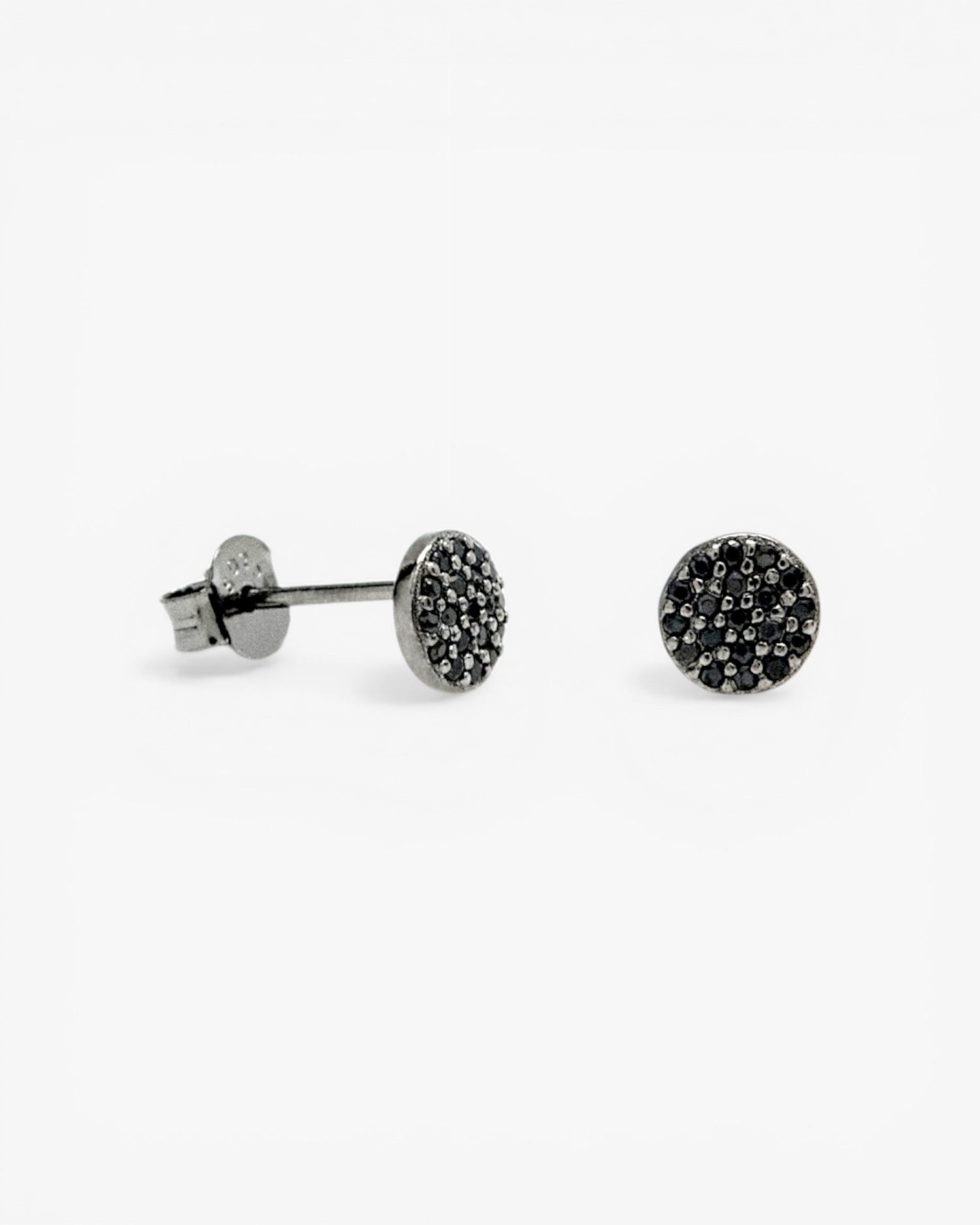 Petites boucles d'oreilles en argent ruthénium brillant avec un motif de mini cercle