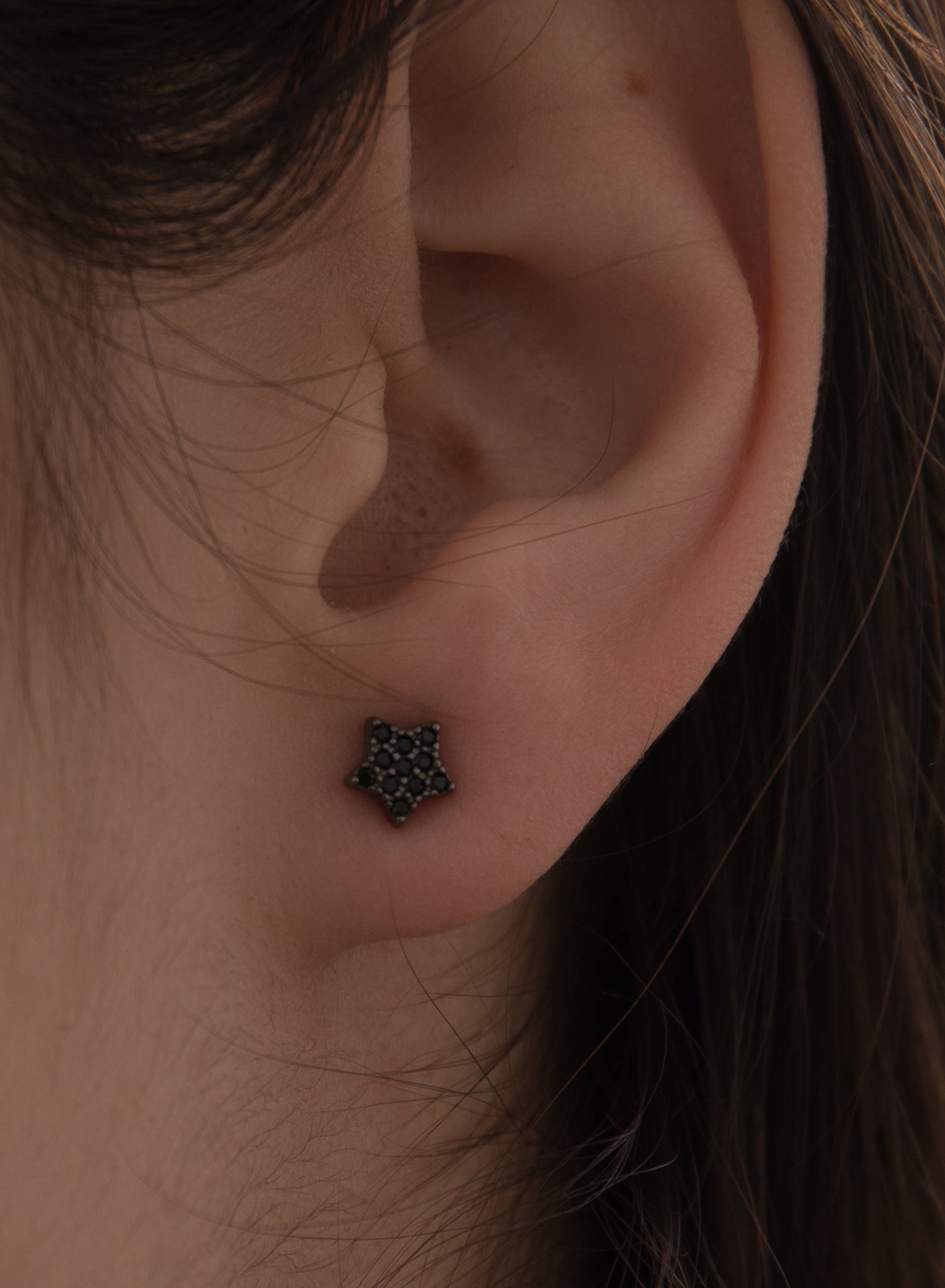 Pendientes brillantes pequeños bañados en rutenio motivo mini estrella