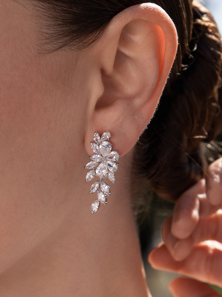 Pendientes largos novia de plata diseño estilo nature con circonitas