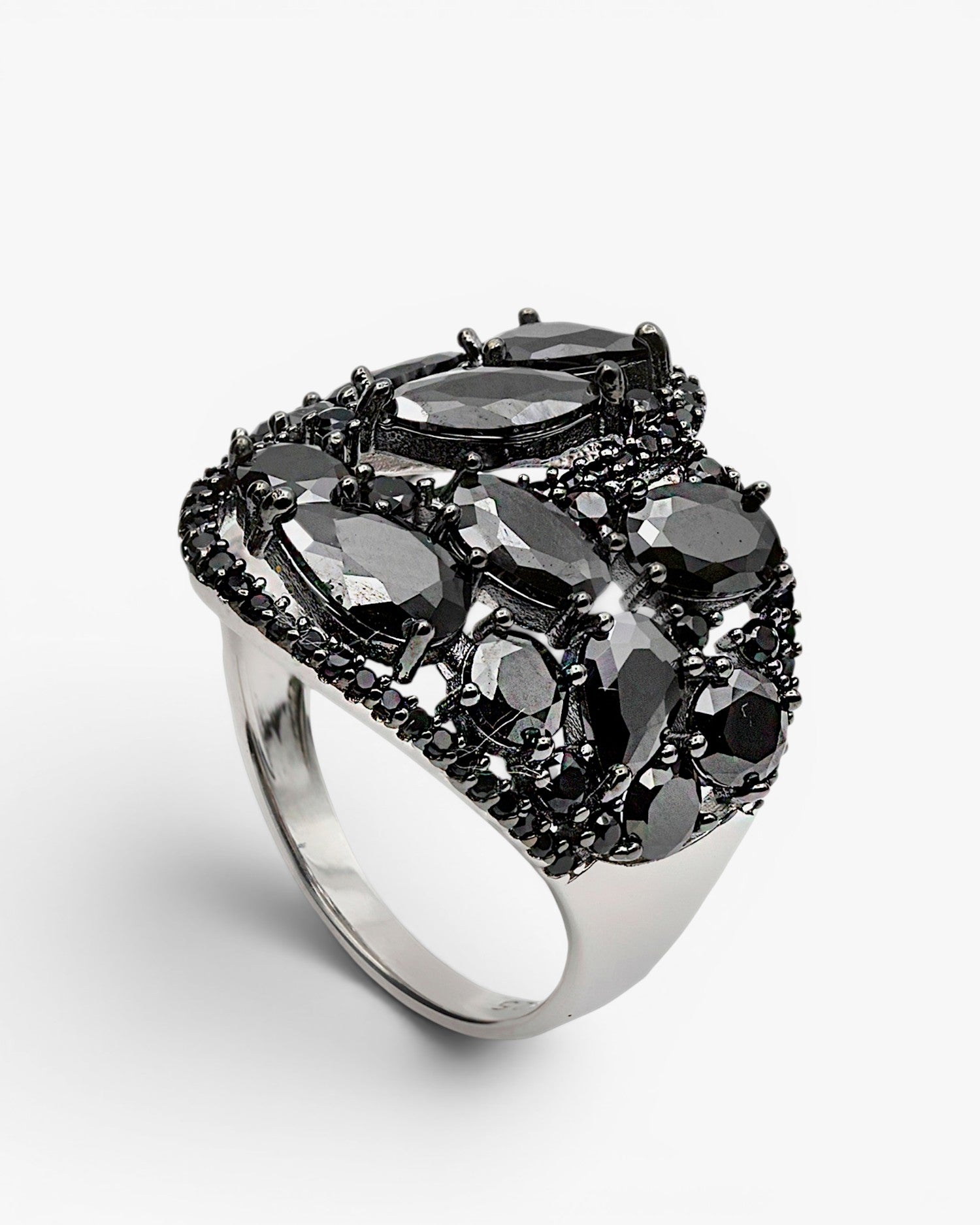 Anillos anchos con circonitas negras y motivo floral
