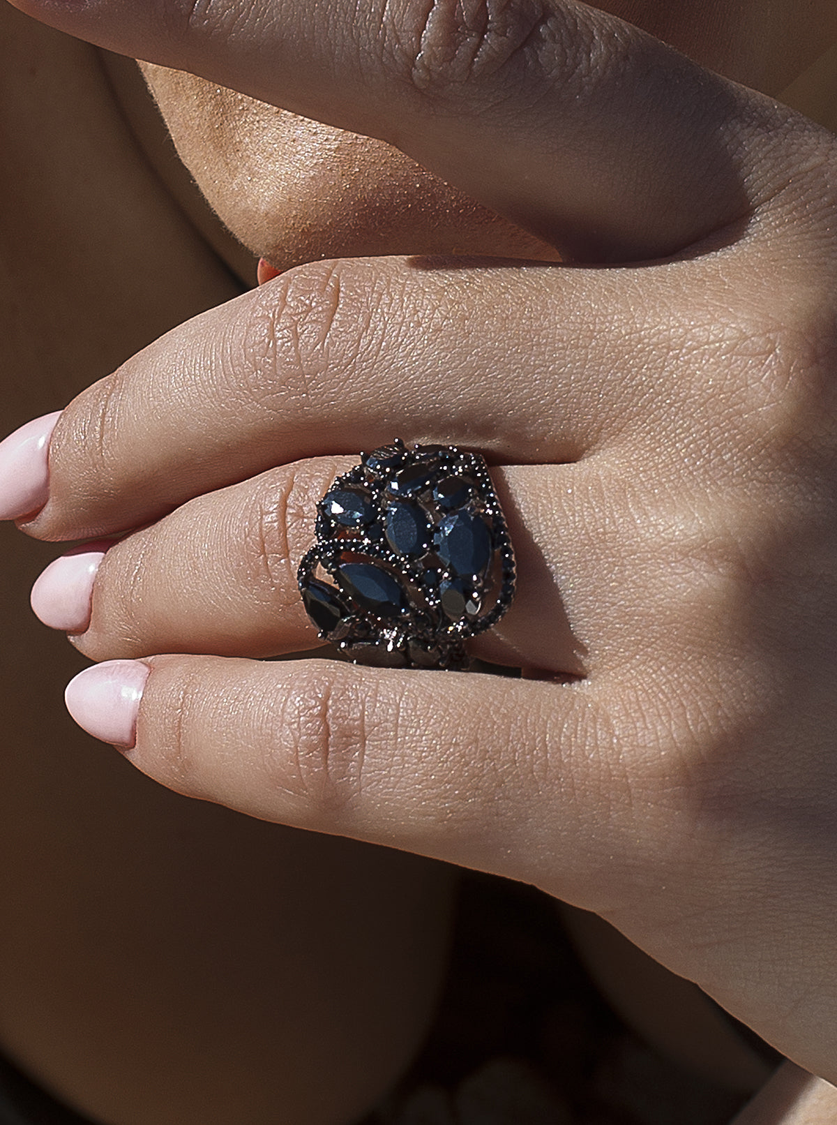 Anillos anchos con circonitas negras y motivo floral