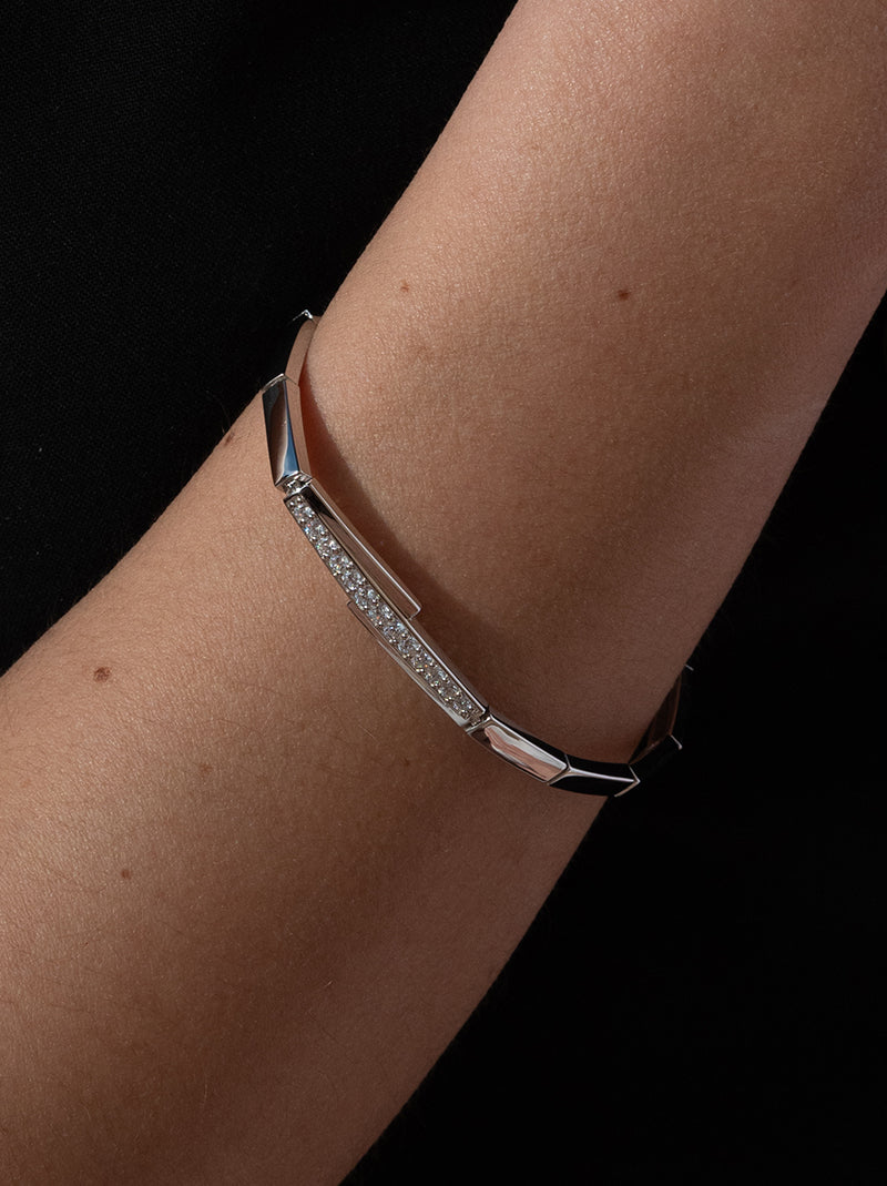 Pulseras brillantes de plata de bandas laterales inacabadas con detalle central de circonitas