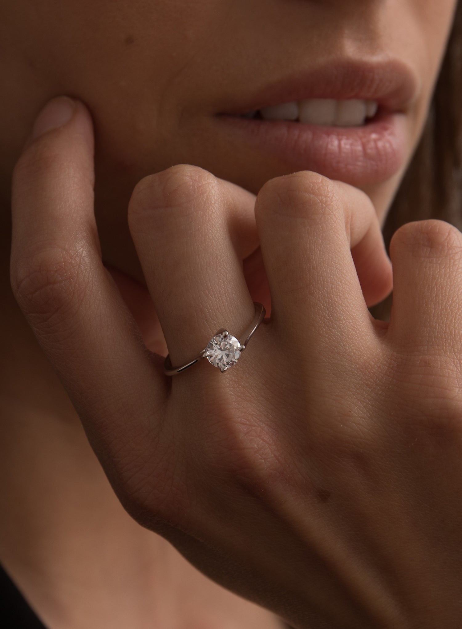 bague de engagement design de argent lisse et zircon central