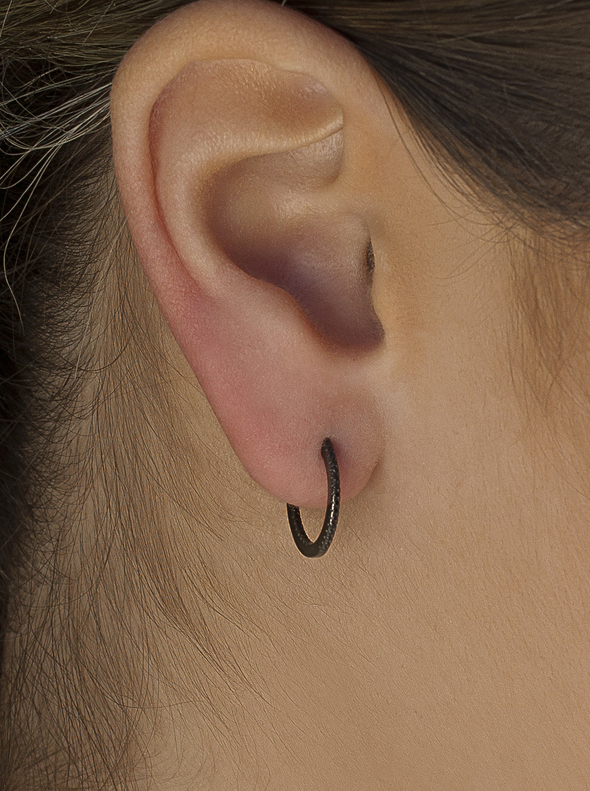 Pendientes aro de plata baño rutenio con circonitas negras modelo pequeño