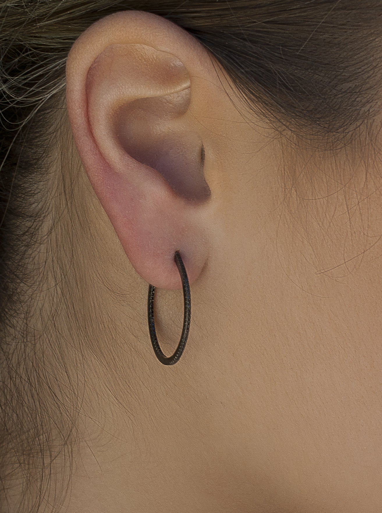Pendientes aro con baño rutenio diseño circonitas negras modelo grande