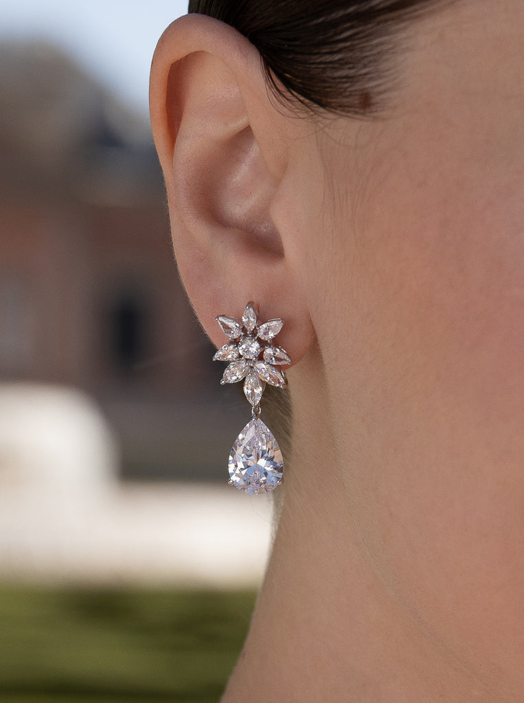 Pendientes de novia de plata pequeños festivos con diseño floral