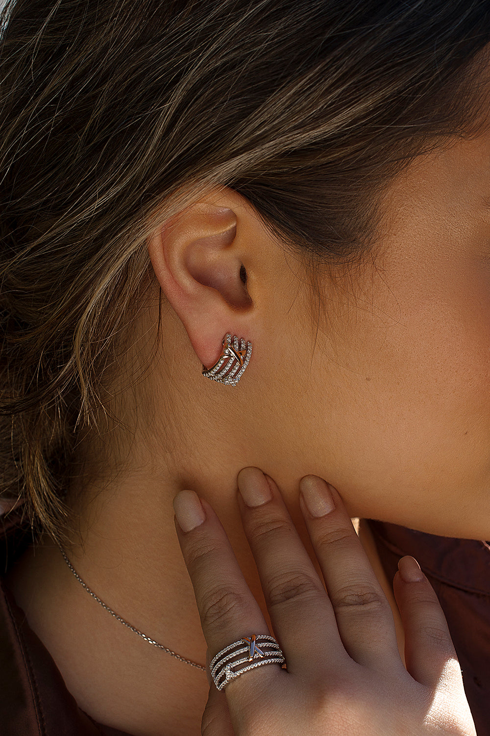 Pendientes cierre omega diseño de doble grapa bicolor con circonitas