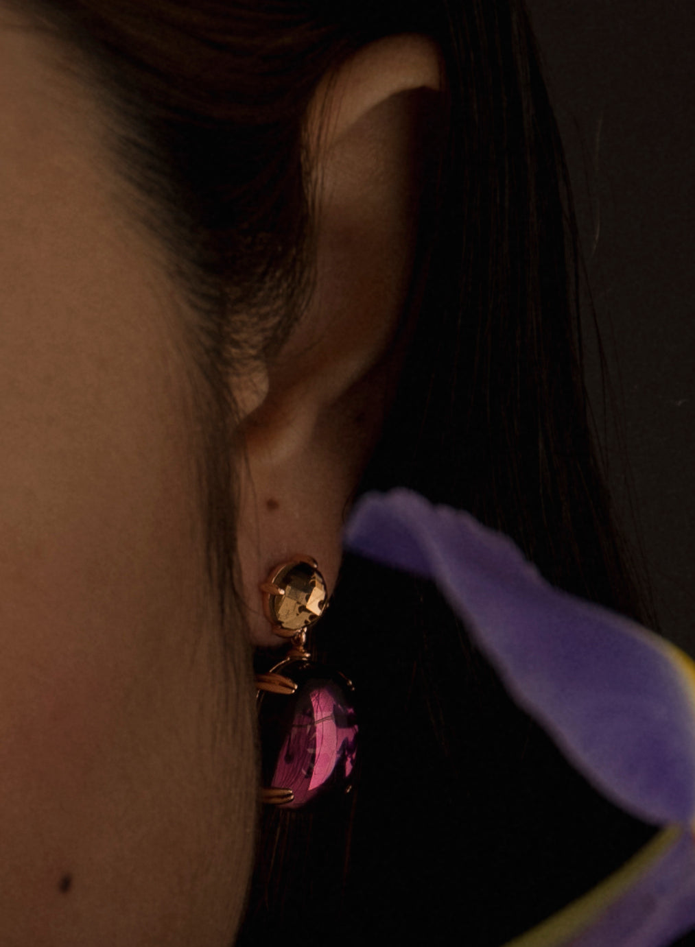 Pendientes de piedras de colores moradas diseño cabouchón