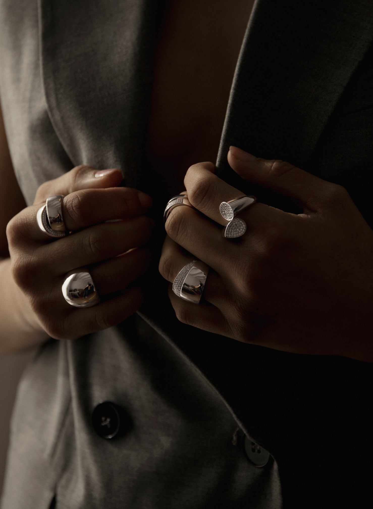 Anillos anchos diseño redondo con circonitas laterales