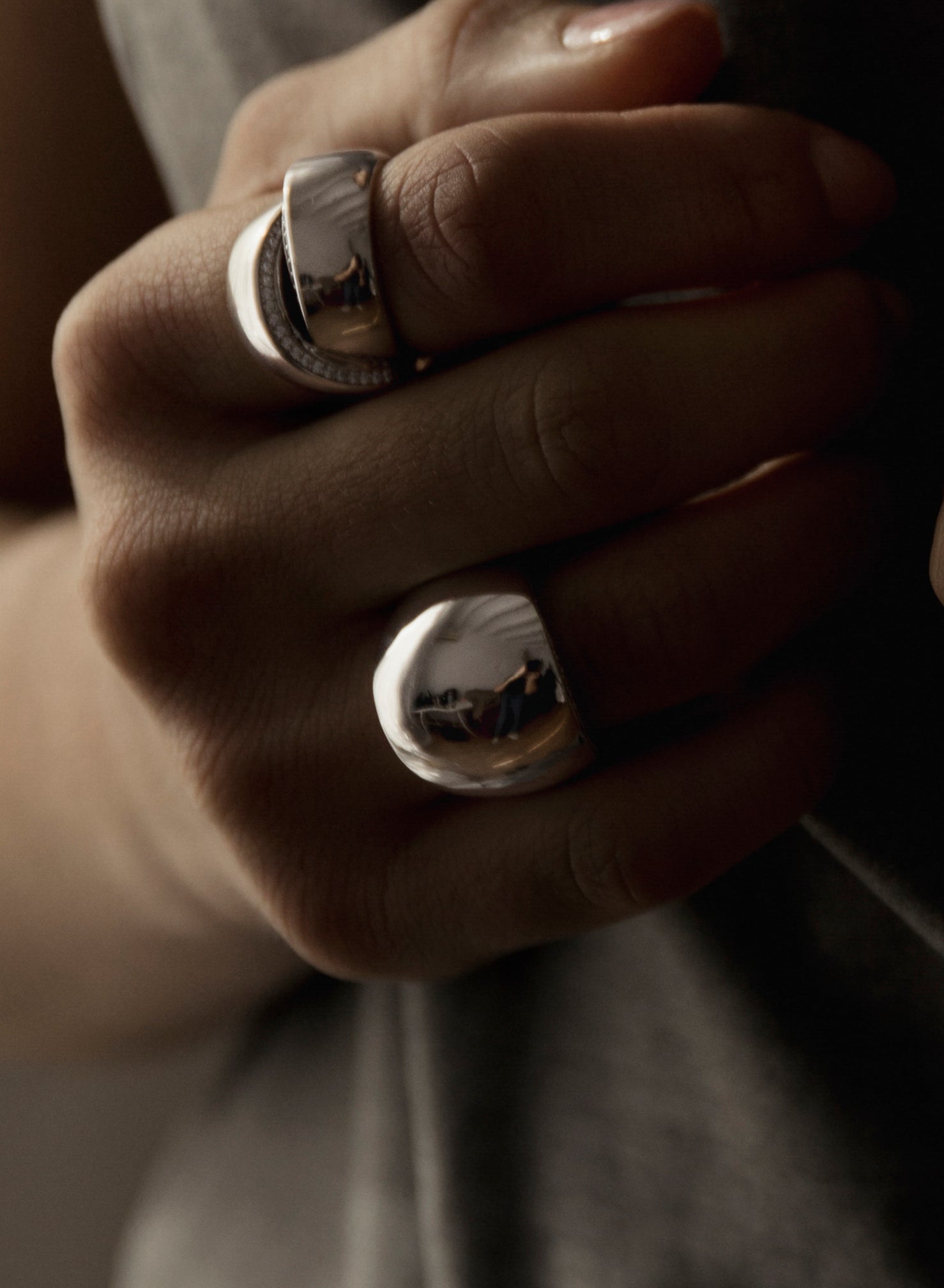 Anillos anchos diseño redondo con circonitas laterales